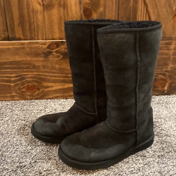 Black UGG boots - Picture 2 of 6